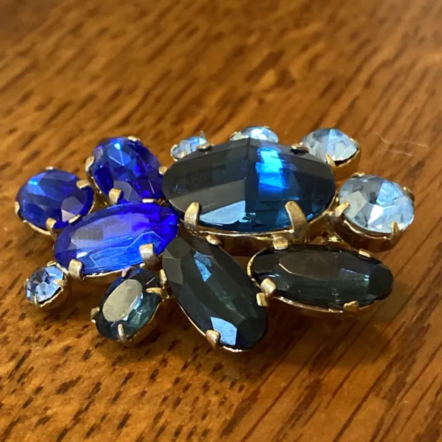 spectacular regency blue crystal goldtone brooch weird stone 31 Juliana?