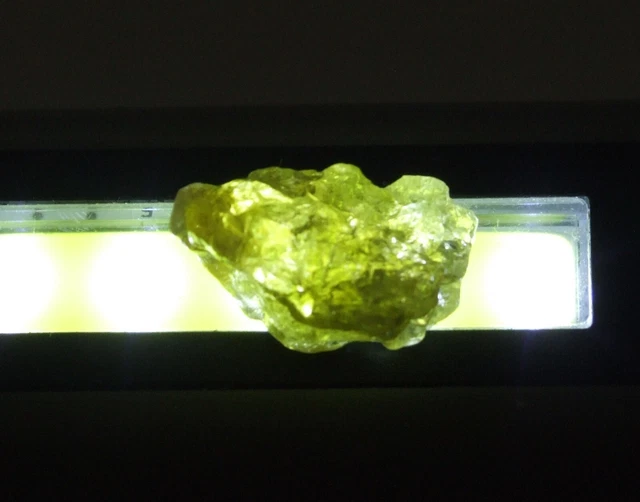 Esemplare grezzo di granato verde, 9,68 carati, tipo Mali, buona qualità cabina. A. UK