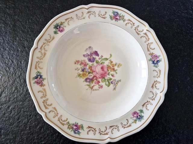 Ancienne fabrique royale de Limoges Assiette creuse en porcelaine signé d'Artois