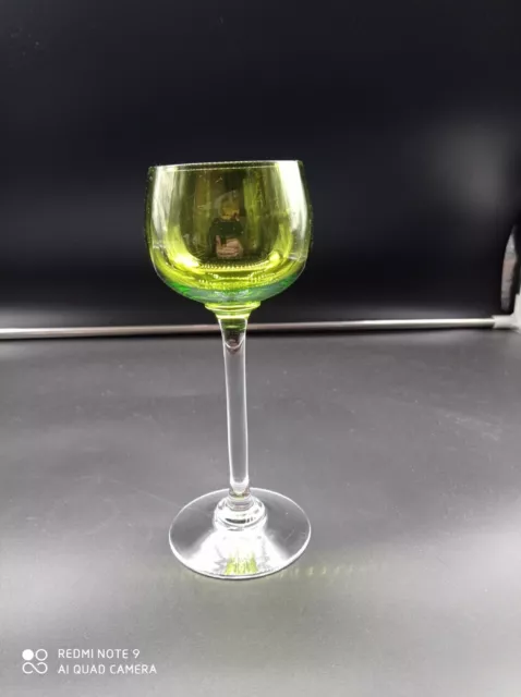 Verre à vin du Rhin en cristal coloré de BACCARAT, Roemer, couleur vert ,18,4 cm