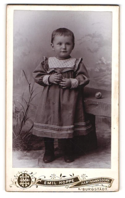 Fotografie Emil Hoppe, Hartmannsdorf, Portrait kleines Mädchen im hübschen Klei
