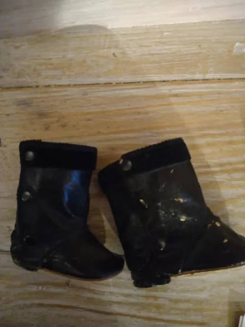 Paire de chaussures bottines et chaussettes pour poupée ancienne