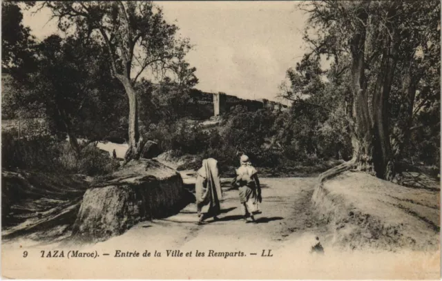 CPA AK TAZA Entrée de la Ville et les Remparts MAROC (23645)