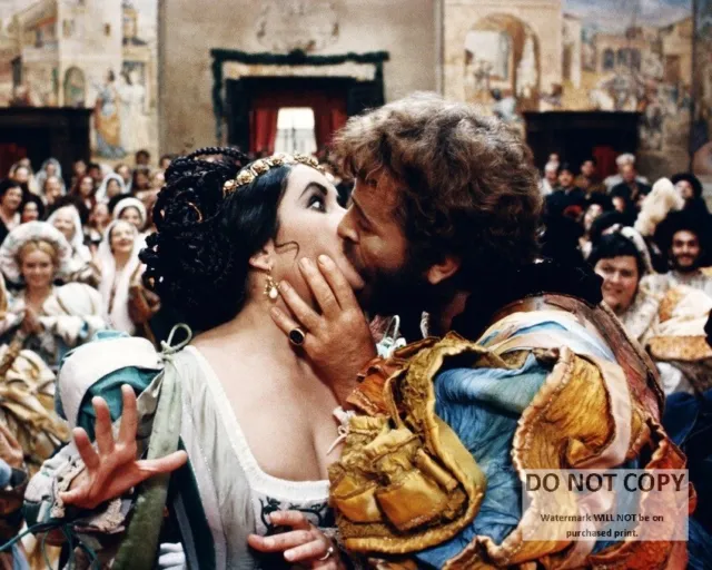 Elizabeth Taylor & Richard Burton "The Taming Of The Shrew" 8X10 Photo (Bb-764)