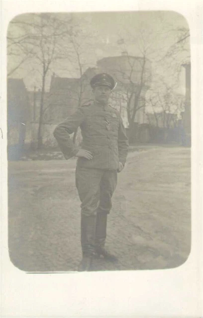Husaren-Portrait mit Orden, Kaserne mit Wasserturm, Foto-Postkarte