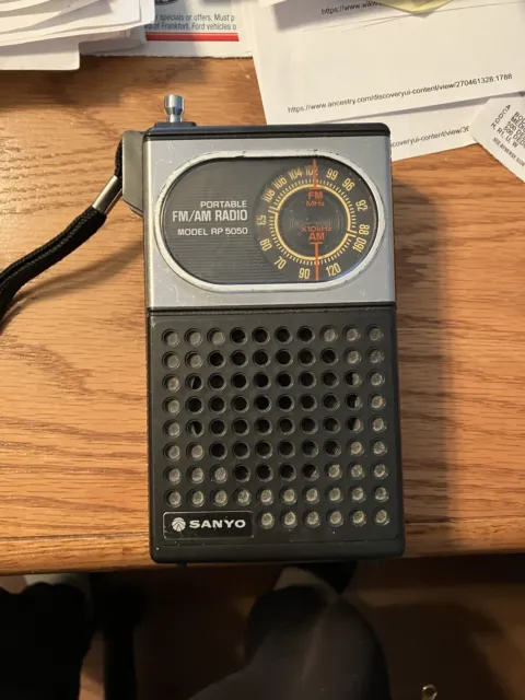 Radio Portátil De Colección Sanyo Modelo RP5050 AM FM Portátil Probado Funciona