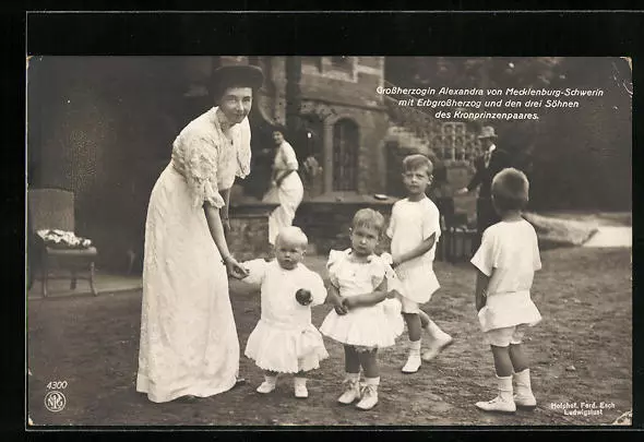 AK Großherzogin Alexandra von Mecklenburg mit ihren Kindern, Erbgroßherzog 1911