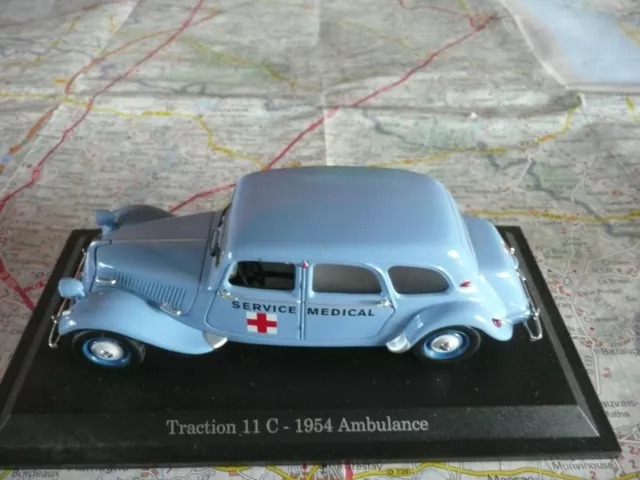 CITROËN Traction 11 C Ambualnce 1954 Universal Hobbies 1/43 sur Socle