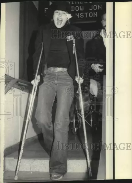 1976 Press Photo Margaux Hemingway leaves plane at New York's LaGuardia Airport