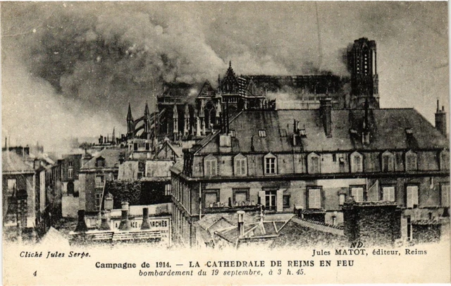 CPA AK Militaire - The Cathedral of Reims on Fire (697832)