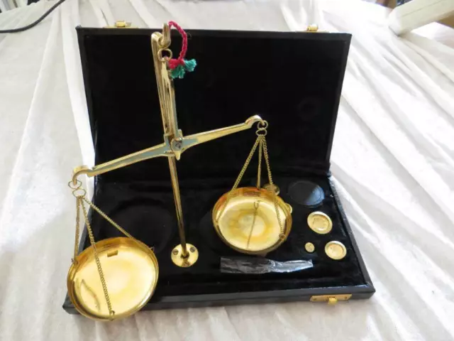 Alte Goldwaage - Feinwaage - mit Gewichten - In Schatulle - B834