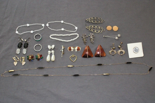 Grandmas Junk Drawer -  Lot Of Vintage Jewelry And Accessories
