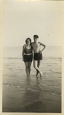 Photo Ancienne - Vintage Snapshot - Mer Plage Couple Maillot Bain Mode - Beach
