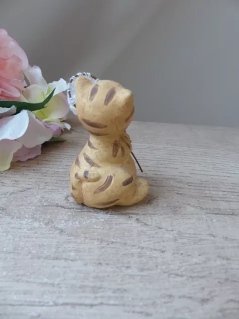 Figurine miniature chat chasseur de papillons 3