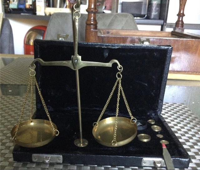 Alte Feinwaage Goldwaage Apothekerwaage im Etui Messing Gewichte