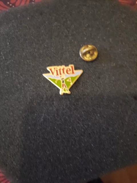 Pin's Eau Water Boisson Vittel Sport Golf Bouteille - Pin Badge L25