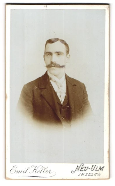 Fotografie Emil Keller, Neu-Ulm, Insel 8 1 /2, Portrait stattlicher Herr mit Sc
