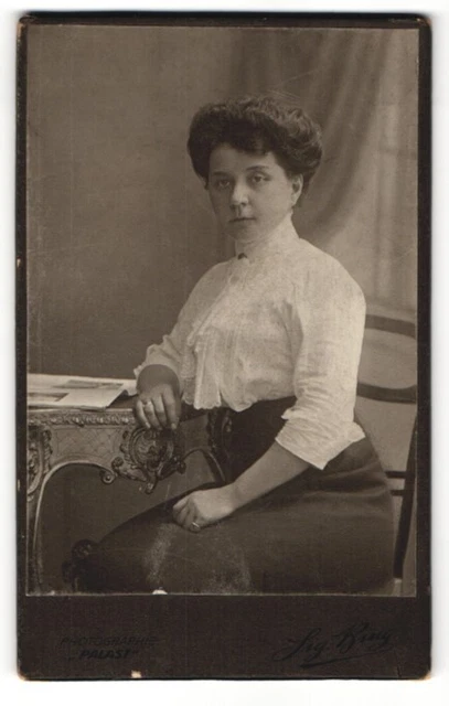 Fotografie Sig. Bing, Wien, Junge Frau mit Bluse und hochgestecktem Haar an Tis