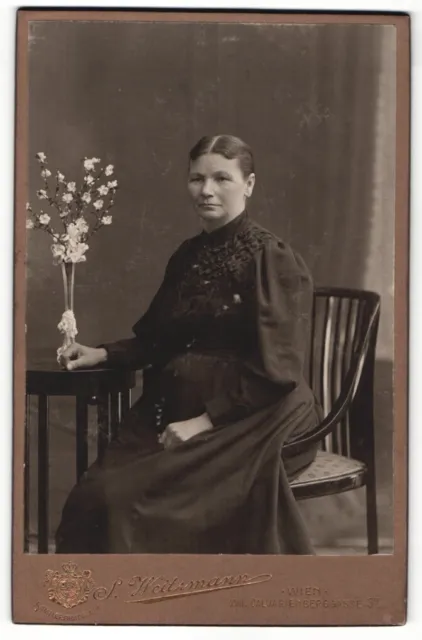 Fotografie S. Weitzmann, Wien, ältere Dame im langen dunklen Kleid