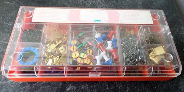 Juego de gama doméstica caja de varias piezas, clavos, ojales, cuadernos, ganchos de pared, entre otros
