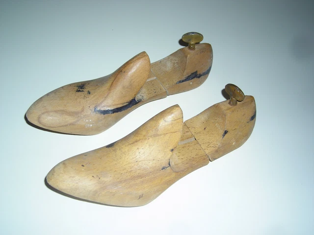 Embauchoirs anciens En Bois chaussure homme femme  vintage collection  1950
