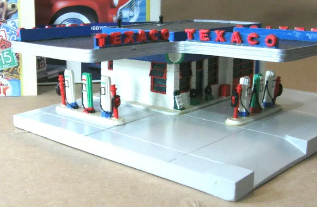 TEXACO GAS STATION # 3 40's Architecture "Service With A Smile" Lefton 1995 Nice