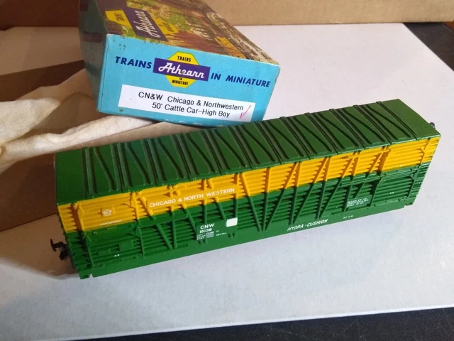 HO Scale Train with Box...ATHEARN CN & W CHICAGO & NORTHWESTERN 50' CATTLE CAR