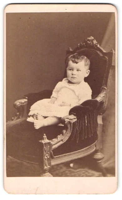 Fotografie Otto Reitmayer, München, Portrait Kleinkind auf Sitzmöbel
