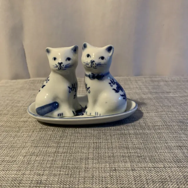 Vintage Kitty Cat Salt and Pepper Shakers Tray Set - White w/ Blue Flowers
