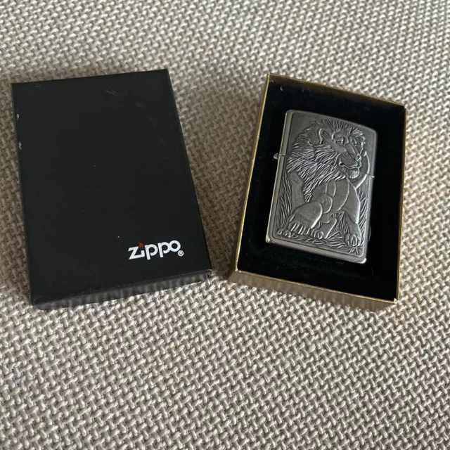 ZIPPO 1995 LION Barrett Smithe design high polish chrome lighter Never Fired.