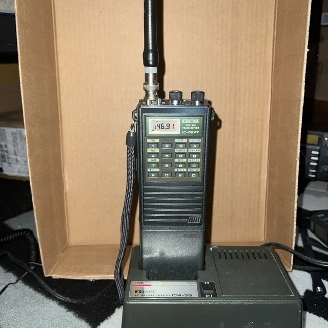 IC02AT VHF FM Transceiver mit Schnellladegerät CM35 EUR 162,95