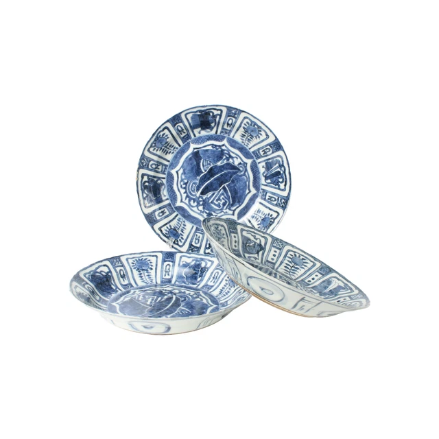 A GROUP OF THREE BLUE AND WHITE PORCELAIN DISHES main image 0