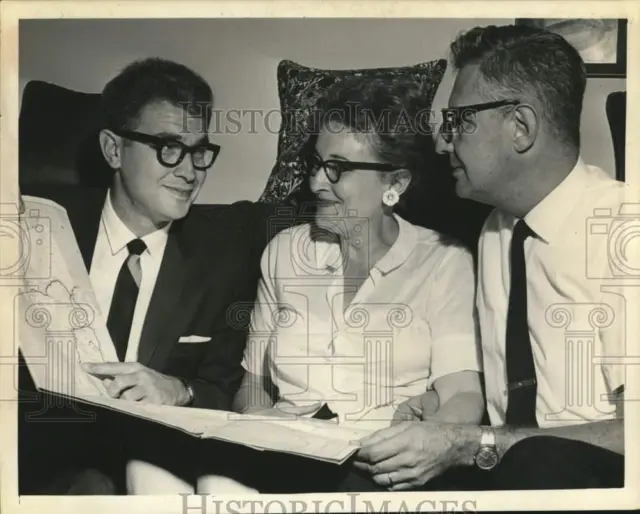 1966 Press Photo Cohoes Peace Corps member George Houck and parents - tub05098