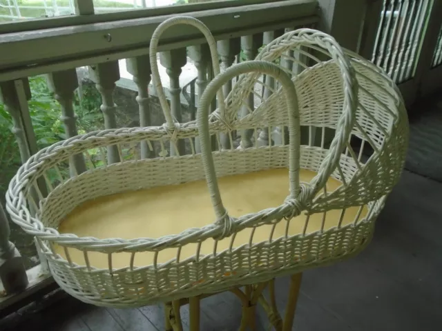 Vintage  White Wicker Baby Carrier Bassinet Cradle Crib 30” X 18” X 17”