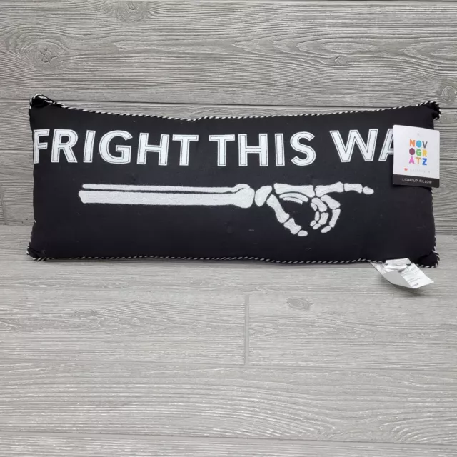 Almohada Lanzadora Novogratz Halloween ASUST THIS WAY Iluminación Esqueleto 12inx27in NUEVA