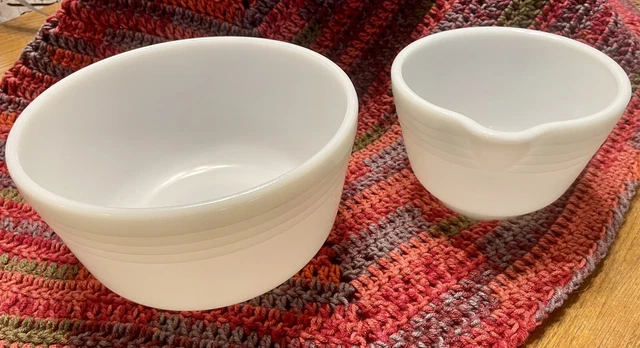 Set of 2 Pyrex Mixing Bowls Hamilton Beach Mixer Banded Milk Glass Spout Vintage