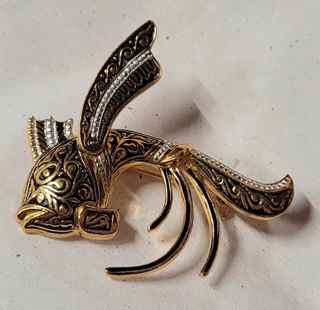 Ancienne broche en or de Tolède camée porcelaine scène galante bijou