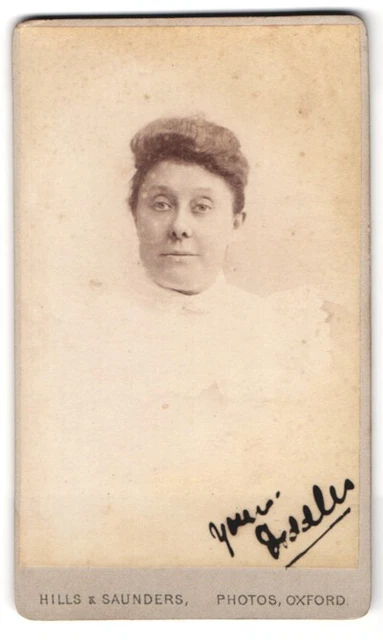 Fotografie Hills & Saunders, Oxford, Portrait bürgerliche Dame mit moderner Fri