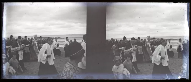 FRANCE Procession religieuse au bord de mer c1930 Photo NEGATIVE Plaque Stereo