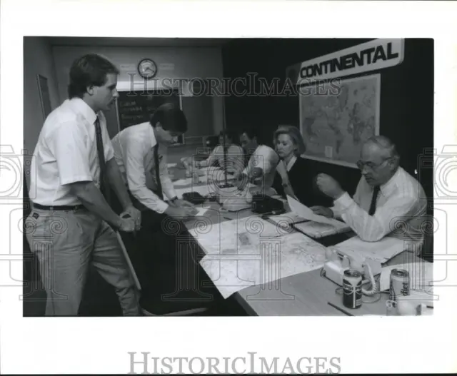 1989 Press Photo Officials at Continental Command Station in Houston.