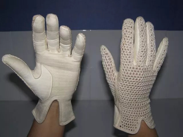 Ancienne paire gants en dentelle