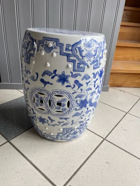 Tabouret chinois en porcelaine décor bleu sur fond blanc 3