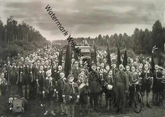 SPOOKY WEIRD FREAKY STRANGE ODD CREEPY Gas Mask Rally VINTAGE PHOTO D7