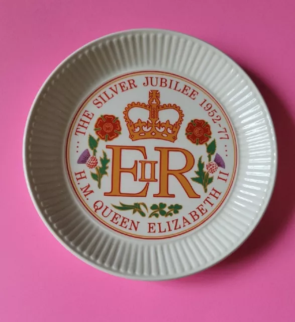 Wedgwood QUEEN ELIZABETH II Silver Jubilee 1977 Plate~Commemorative 6" Plate