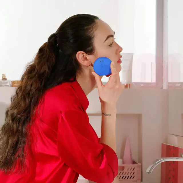 FOREO LUNA Play Smart 2 Facial Cleansing Brush Travel-Friendly, Peek A Blue 3