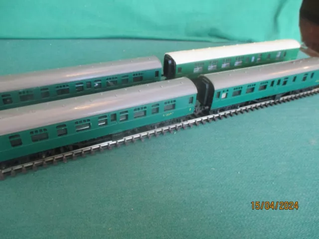 Triang/Hornby 00 "4 x Southern Region Coaches - 2 x Brake + 2 x First Class'