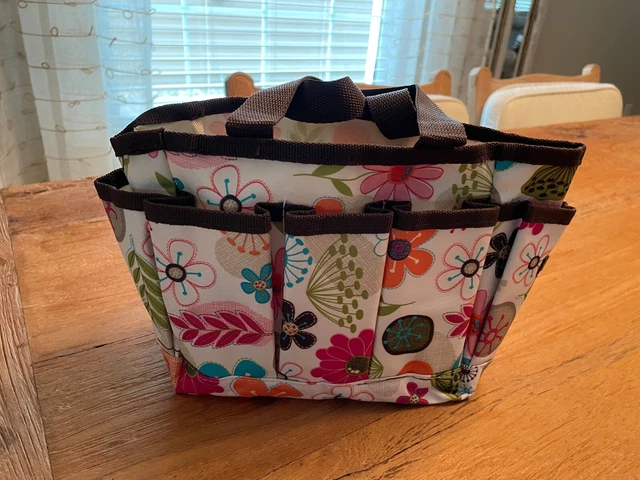 Bolso de Mano Artesanal Floral Treinta y Un con Manijas ""R"" Bordado en la Parte Frontal