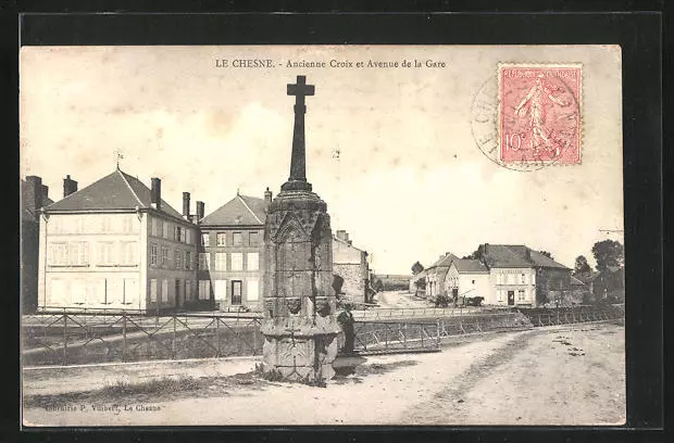 CPA Le Chesne, Ancienne Croix et Avenue de la Gare 1904