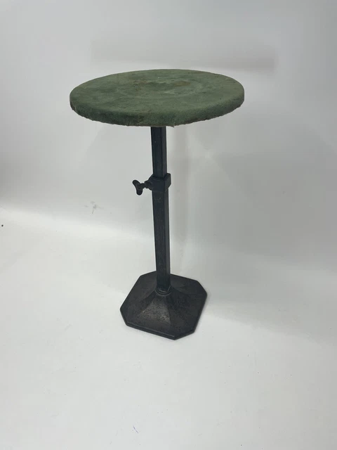 Soporte de exhibición de ventana ajustable para tienda Art Deco. Terciopelo cubierto con base pesada
