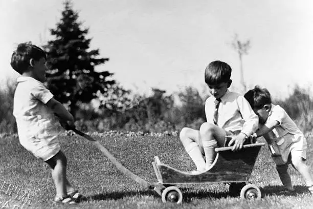 The Princes Yugoslavia play a little trolley May 18 1931 Belgr- 1931 Old Photo